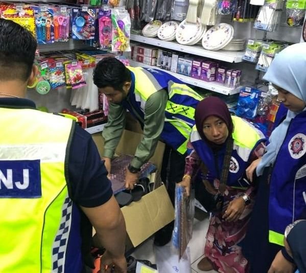 麻坡宗教局联合多个部门执法单位，到麻坡KK超市进行突击行动，以检查超市是否有售卖敏感商品。（图取自社交媒体）