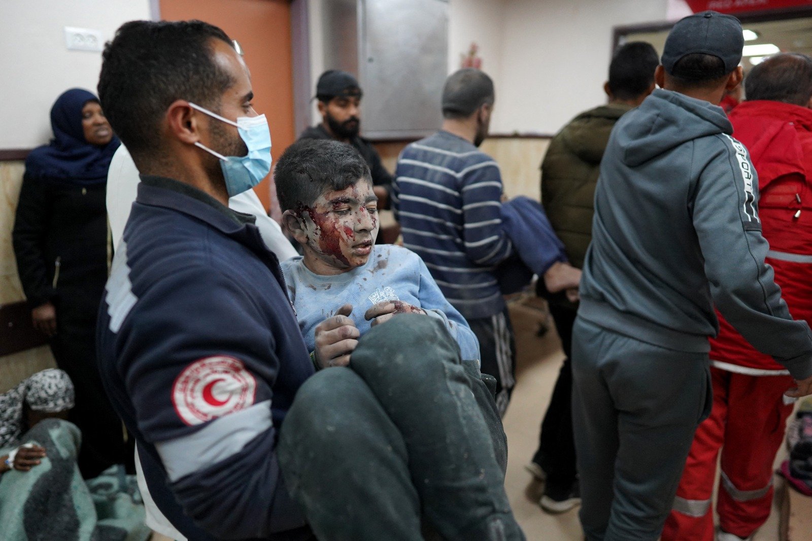 以色列在周二轰炸加沙地带中部的努塞拉特难民营，受伤的巴勒斯坦人被送往代尔巴拉赫的阿克萨烈士医院。（图取自法新社）