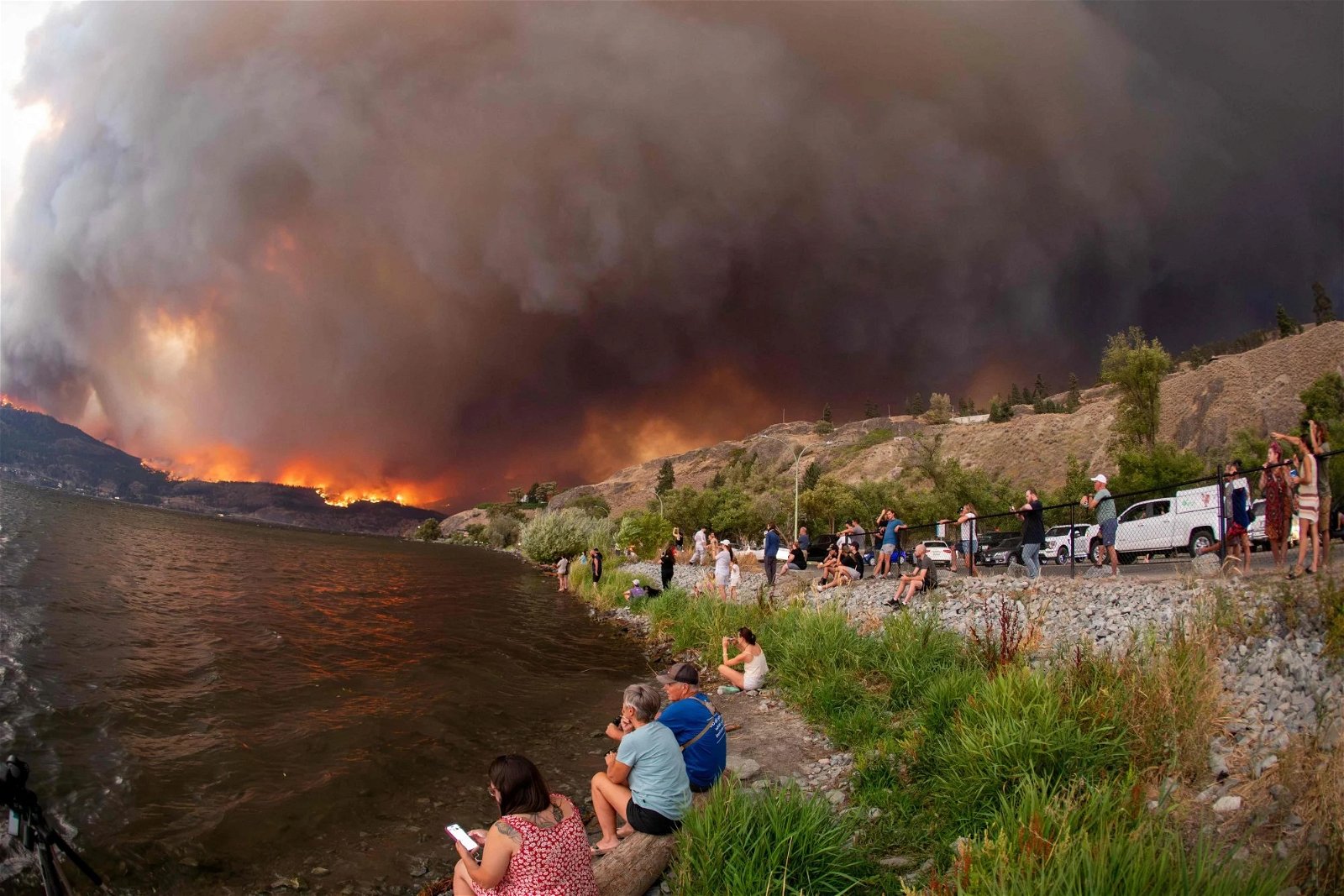 加拿大不列颠哥伦比亚省西基洛纳的麦克杜格尔溪去年发生大规模野火，附近的民众在附近聚集，看著陷入火海的森林。（法新社档案照）
