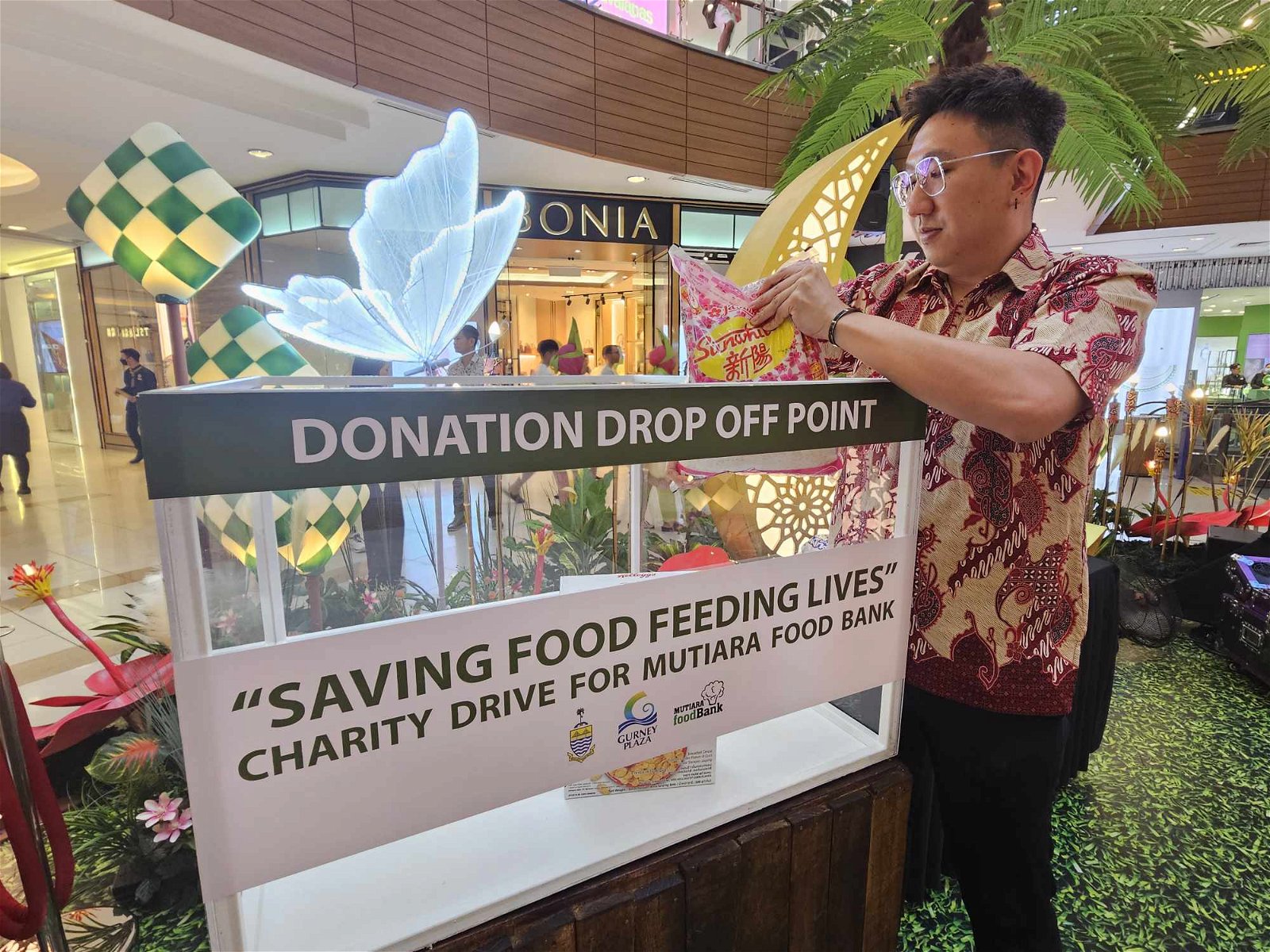 合您广场将在中央大厅放置箱子，民众可将捐献食品放入箱子，并通过珍珠食物银行分配给有需要群体。
