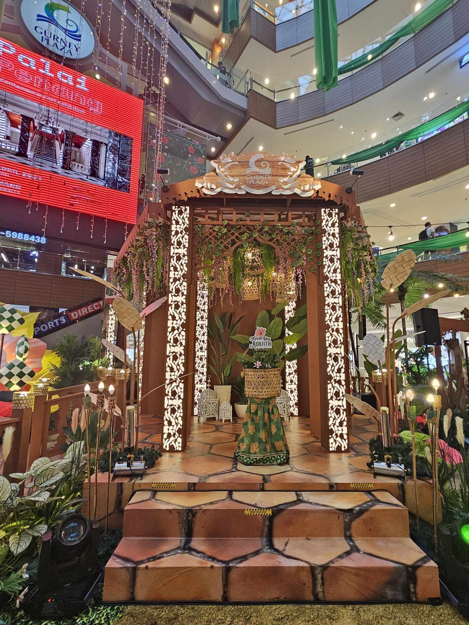 合您广场今年开斋节处置，宛如置身马来甘榜，设有马来传统屋。