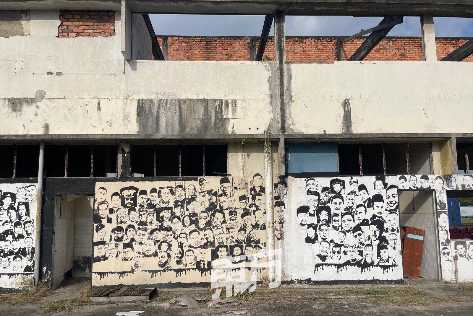 荒废建筑成涂鸦艺术者的发挥创意的空间，如今墙上有多幅涂鸦壁画。