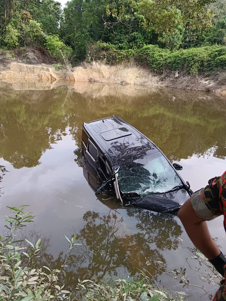 49岁新加坡籍华裔男司机几乎快被没顶之际及时被救出。
