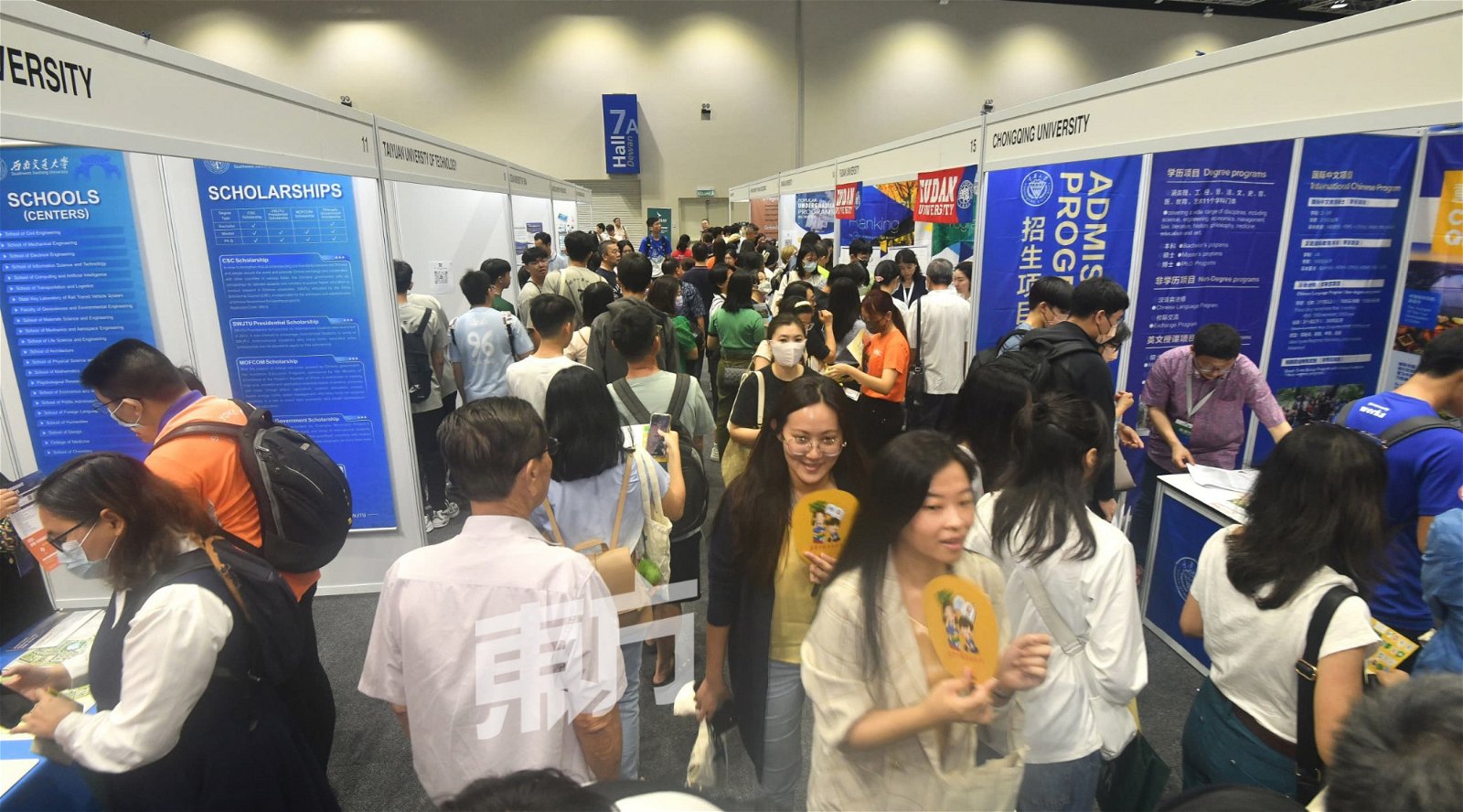 中国-东盟（马来西亚）高等教育论坛暨马来西亚（第二届）HSK留学中国与就业展现场人潮络绎不绝。