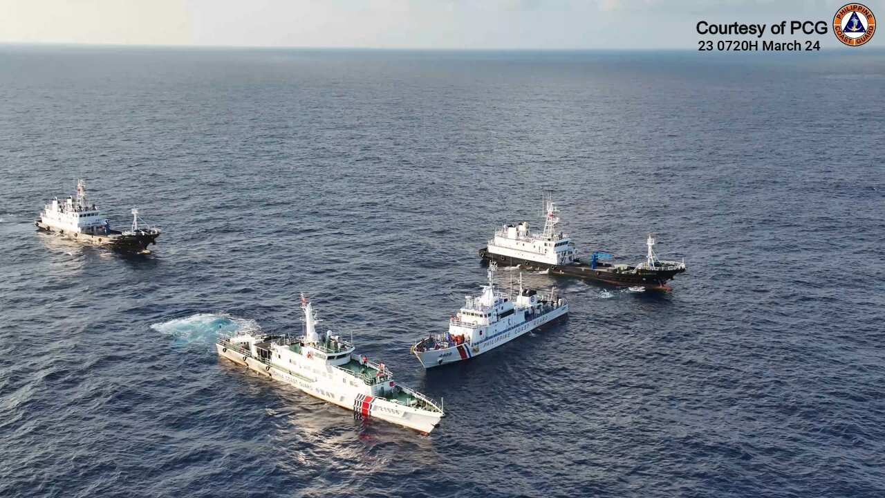 菲律宾武装部队指中国海警向菲方补给船发射水炮，造成严重破坏。（图取自菲律宾武装部队/法新社）