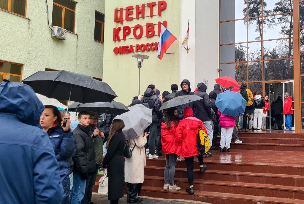 民众在医疗机构外排队，为音乐厅枪击事件中受伤的人捐血。（图取自莫斯科通讯社/法新社）