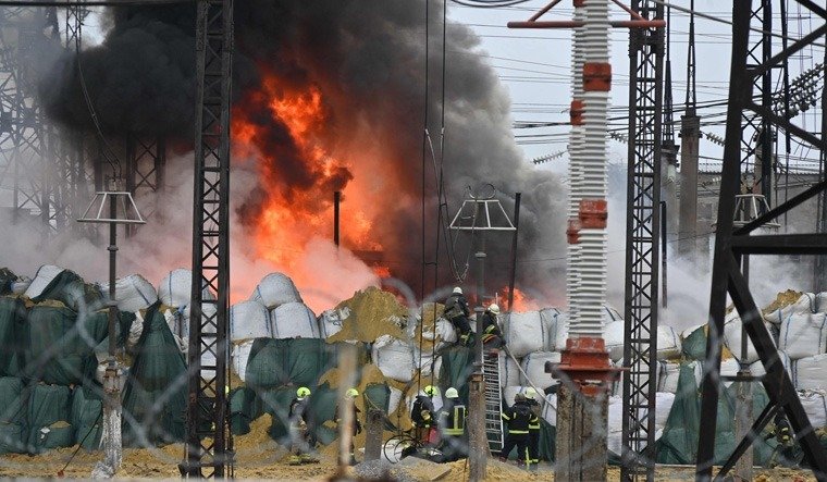 哈尔科夫发生导弹袭击后，消防员努力扑灭变压站的火势。（图取自法新社）