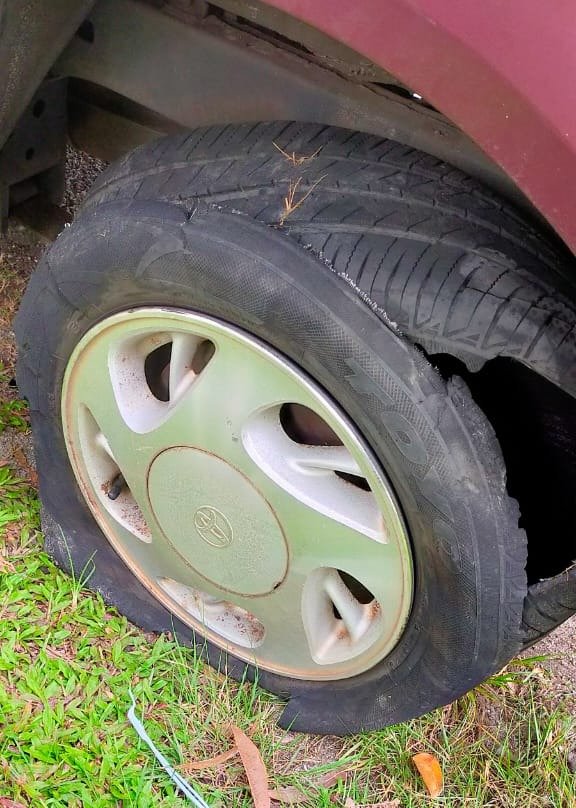 苏汶财的车轮胎因长期承受压力，而爆破。