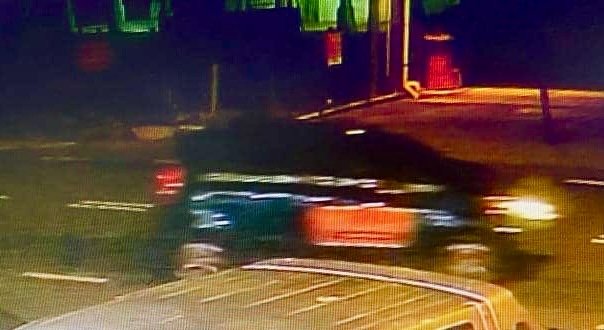 依据闭路电视画面，肇事者是于清晨间乘坐一辆深色轿车前往美罗KK Mart抛掷煤油弹。