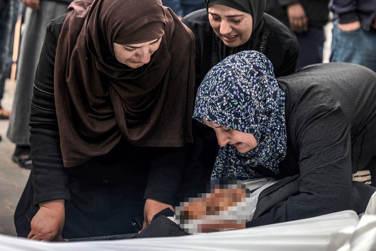 在加沙地带南部拉法的纳贾尔医院，一名妇女在周二为前晚在以色列轰炸中丧生的亲戚尸体哀悼。（图取自法新社）