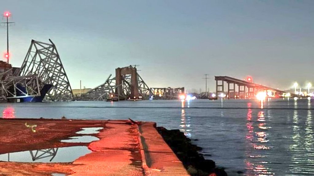 美国巴尔的摩市的弗朗西斯斯科特基大桥在周二因船只撞击而倒塌入河，预计多达20人落水。巴尔的摩港目前水温约为摄氏9度左右，落水人员有失温之虞。（图取自X/Sociat USA ）