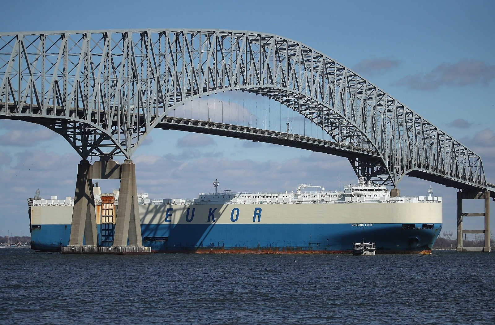 2018 年3月9 日，一艘出境货船驶过马里兰州巴尔的摩的弗朗西斯斯科特基大桥。（图取自法新社档案照）