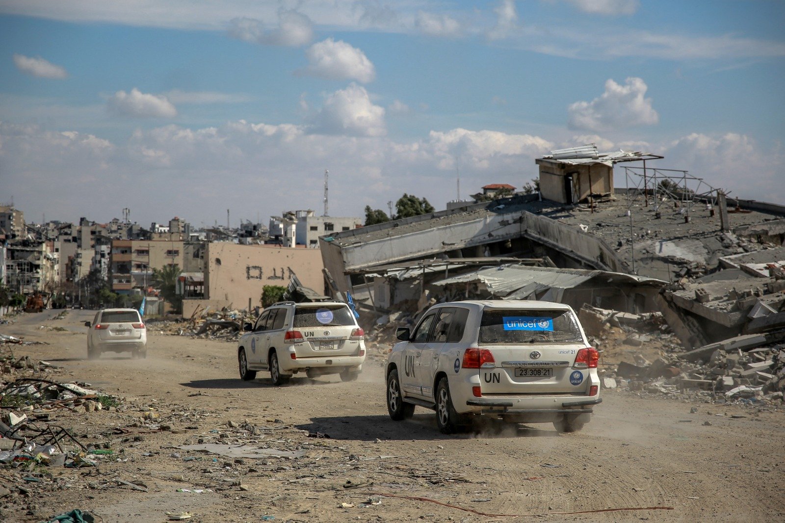 联合国车队在周一行驶过满目疮痍的加沙城。（图取自法新社）