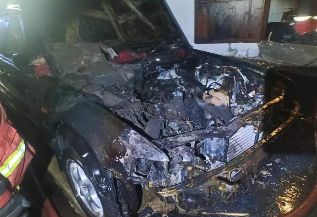 一辆抛锚已久的本田雅阁轿车被烧毁。