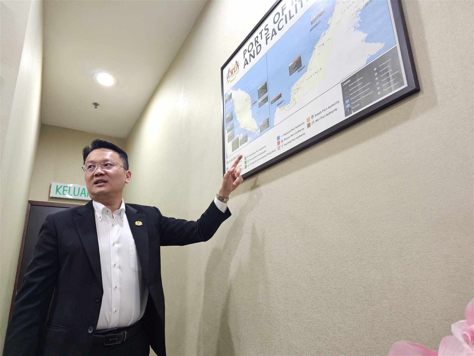 杨顺兴向媒体展示，马来西亚各个港口的分布图。