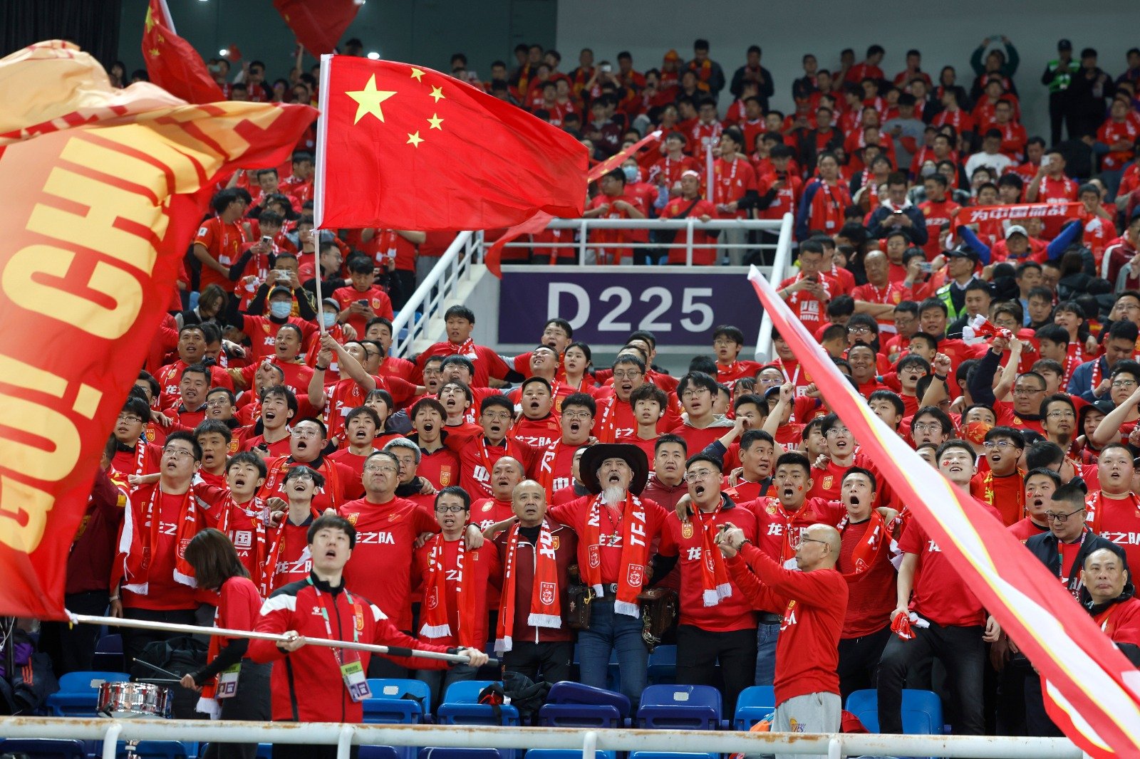 2026年美加墨世界杯亚洲区预选赛36强赛C组第4轮的比赛周二晚在天津举行，中国队主场4比1战胜新加坡队。图为中国队球迷在场边助威。（图取自中新社）