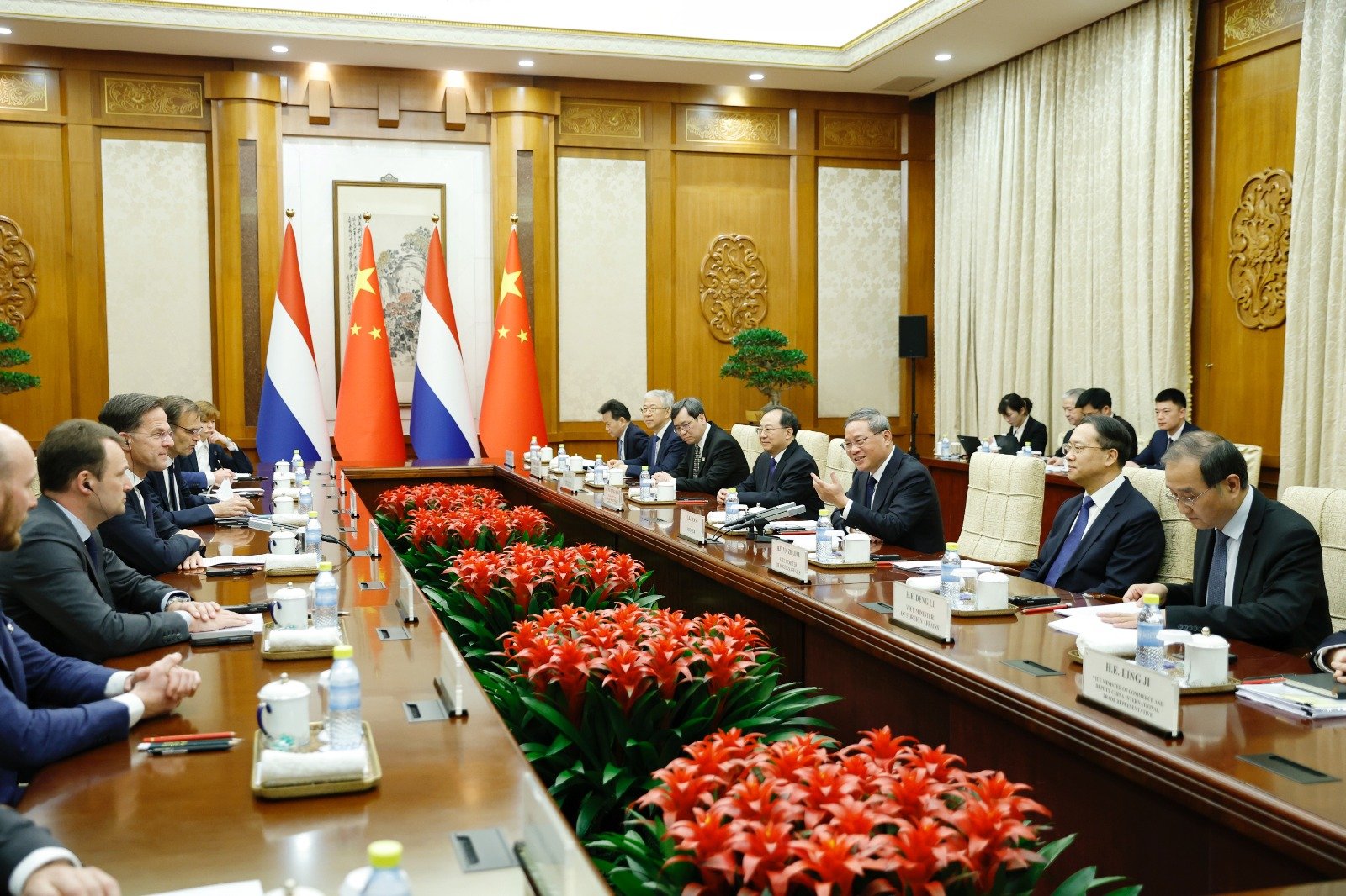 中国国务院总理李强（右3）周三下午在北京钓鱼台国宾馆，同赴华进行工作访问的荷兰首相吕特举行会谈。（图取自中新社）