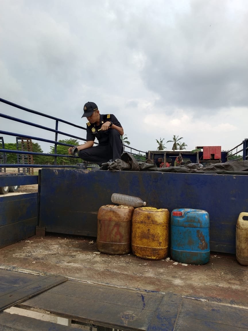 不法分子使用改装油箱的罗里，到半港一带油站添购津贴柴油。（图由内贸局提供）