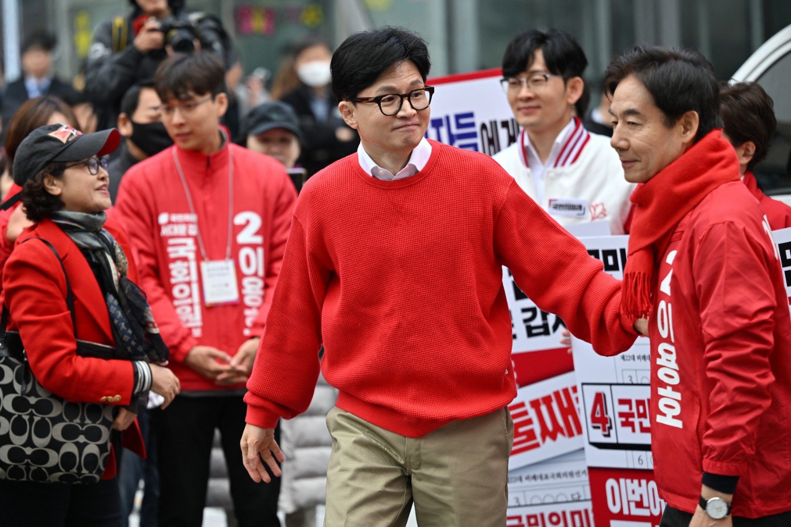 韩国执政的国民力量党紧急对策委员会委员长（临时领导人）韩东勋（中），周四在首尔出席该党所派出的候选人的集会。（图取自法新社）