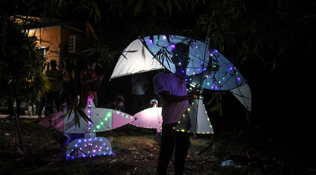LED马来风筝制作过程简单，只需竹子和塑料等材料，再贴上彩色LED灯。