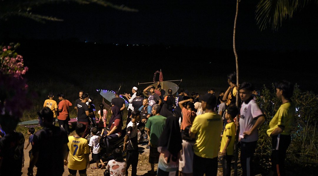 夜间放马来风筝活动，吸引不少民众前来凑热闹。