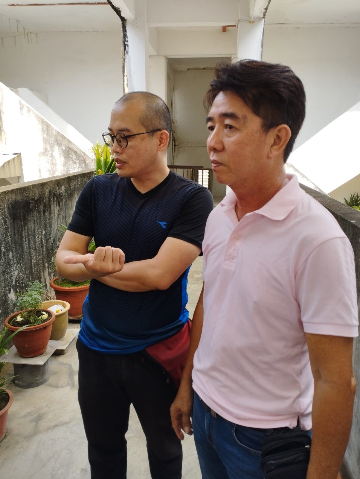 崔富章（右）建议居民向大马多媒体及通讯委员会及槟岛市政厅建筑专员委员会投诉，左为梁和义。