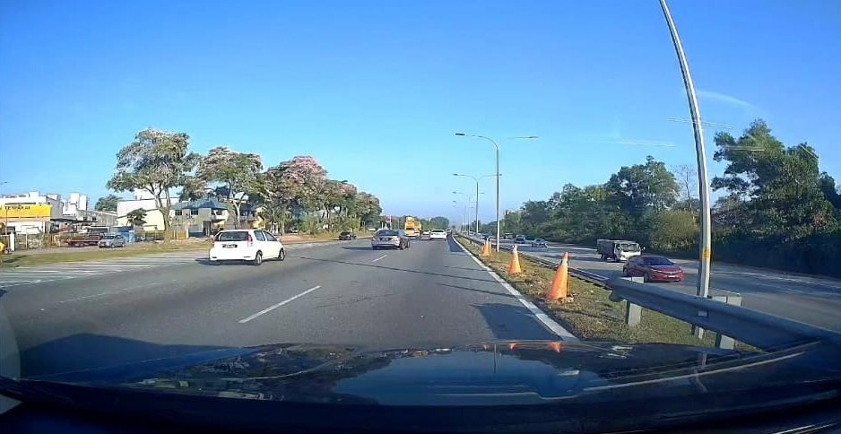 巴西古当大道部分路段护栏损坏没有修复，危及公路使用者的安全。