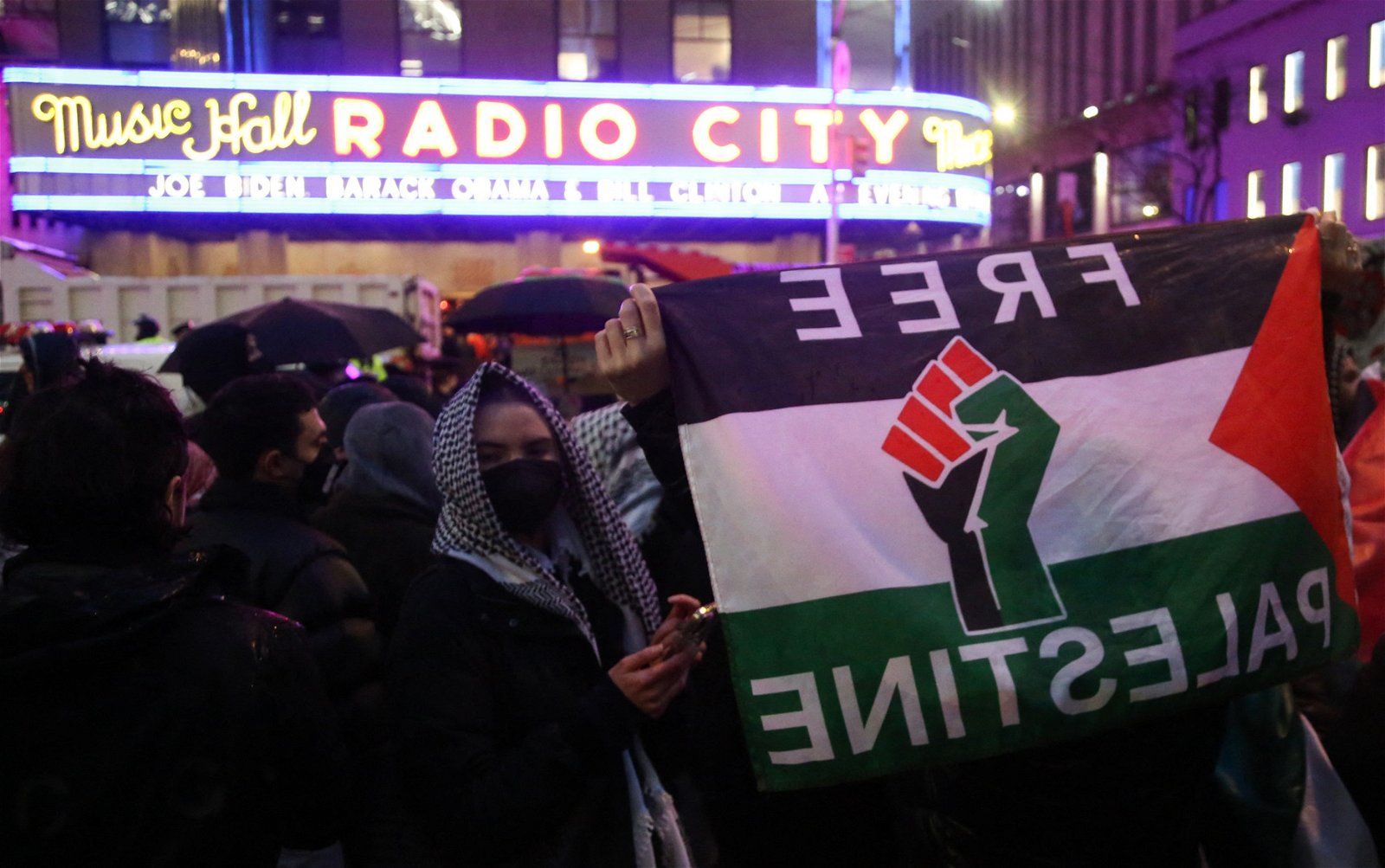 示威者周四在纽约市无线电城音乐厅外集会，声援巴勒斯坦。（图取自法新社）