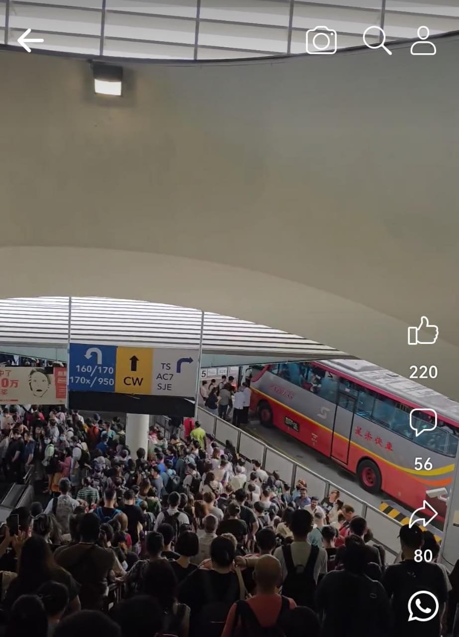网民分享，从新加坡关卡搭巴士前往新山，一路上只能用人山人海来形容。（取自视频截图）