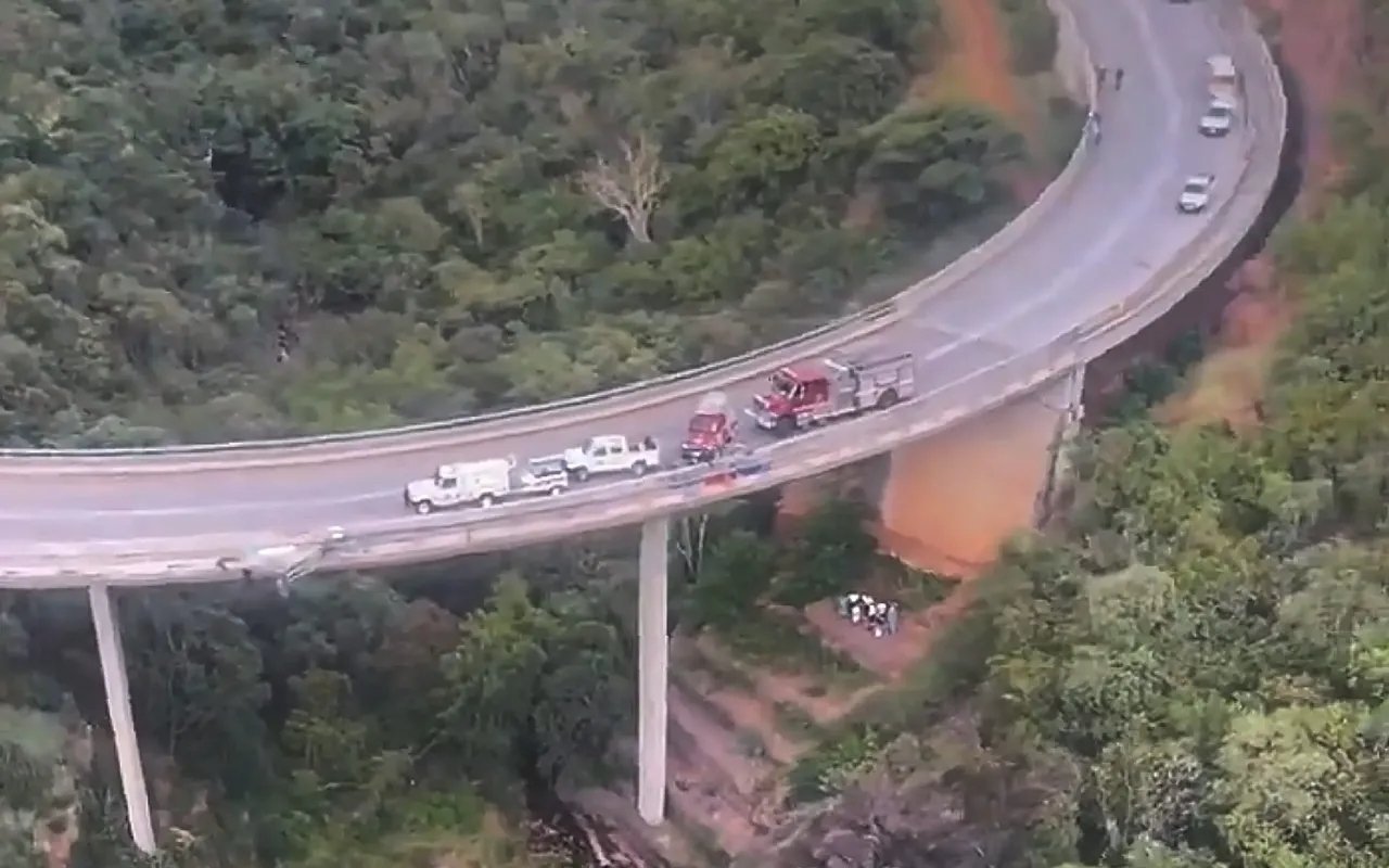 巴士从一座连接两个山坡的大桥上坠落，事后紧急救援人员到场营救及调查。（图取自网络）
