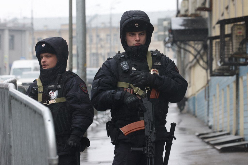 俄罗斯警察上周日在莫斯科巴斯曼区法院外全副武装戒备。（图取自法新社）