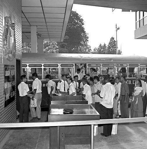 60年代时，乘坐巴士通关的民众必须走下巴士，排队办理通关手续。（柔移民局面子书）