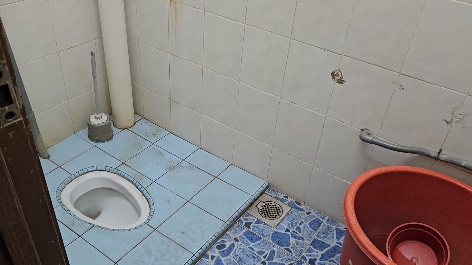 谢来成的住家厕所是蹲式马桶，需改造成坐式马桶，同时增设无障碍设施，方便他如厕。