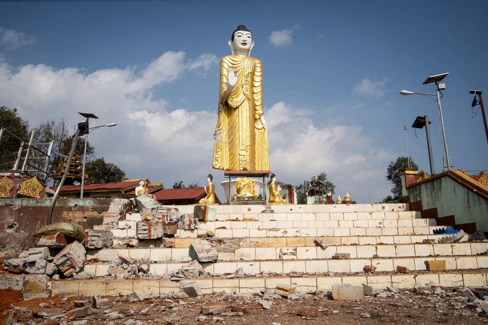 图为2月4日，缅甸军方与克钦独立军 (KIA) 在北部掸邦固凯镇Nam Hpat Kar战斗后，佛像受损满地碎片。（图取自法新社）