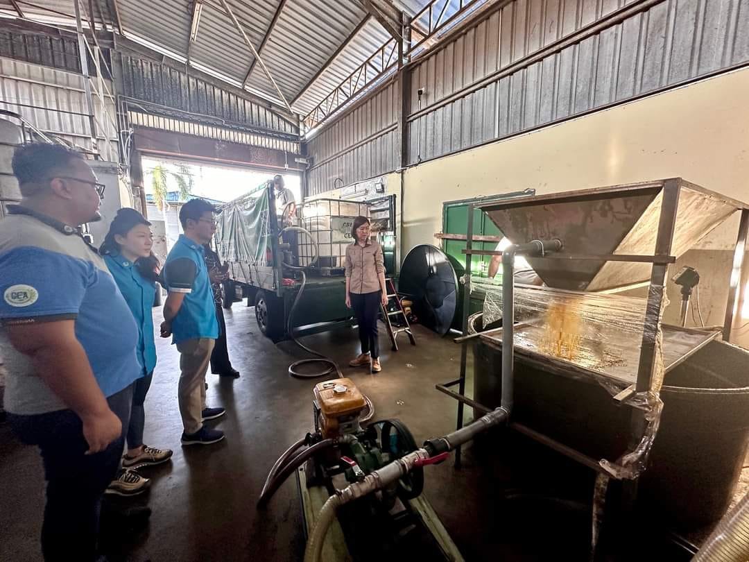 黄诗情（右）参观亚洲绿色环保公司位于拿乞的厂房，亲身了解回锅油处理过程。