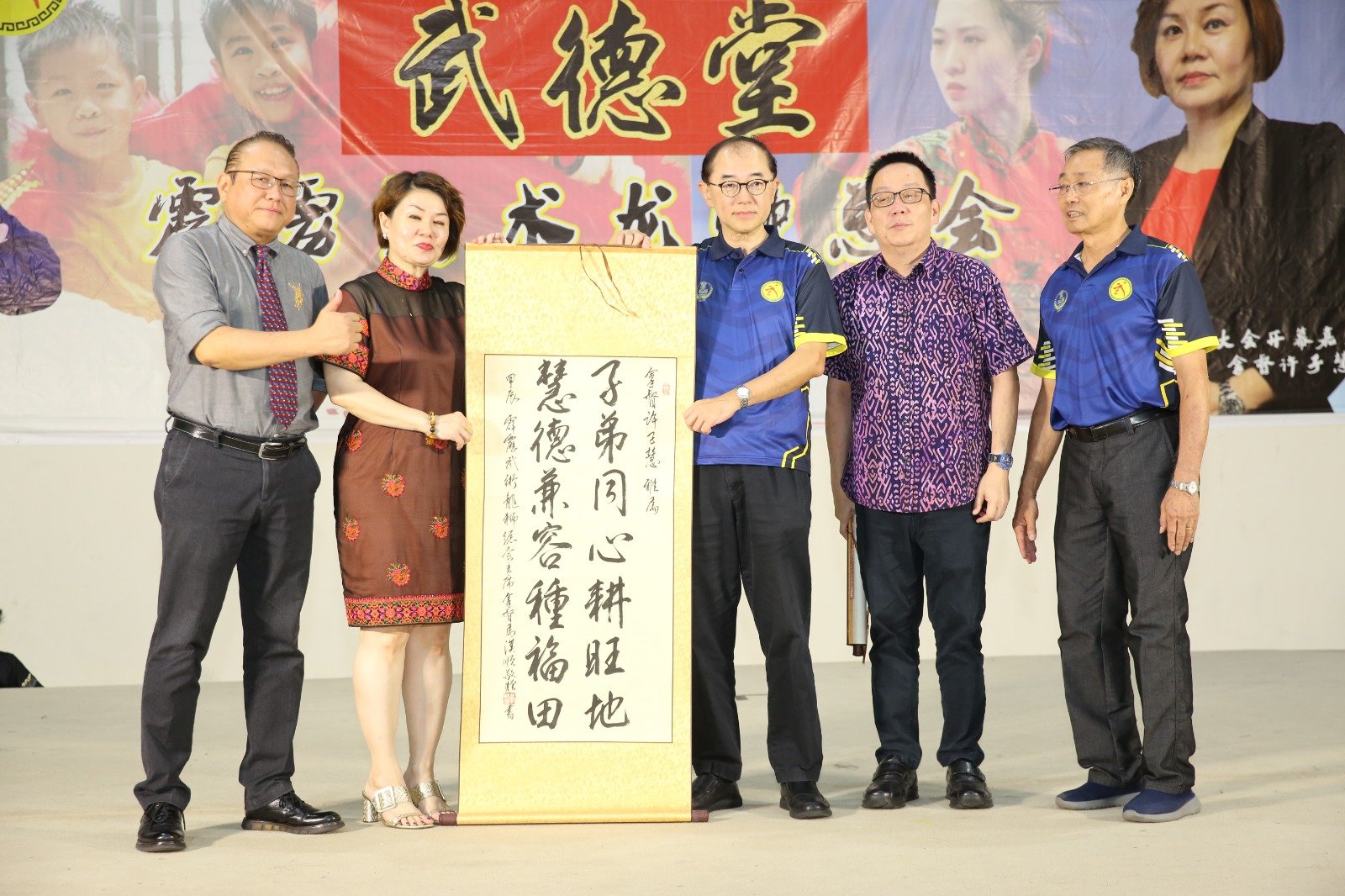 马汉顺（右3起）赠送纪念品给许子慧；左起是张金发、林财贵及欧锦添。