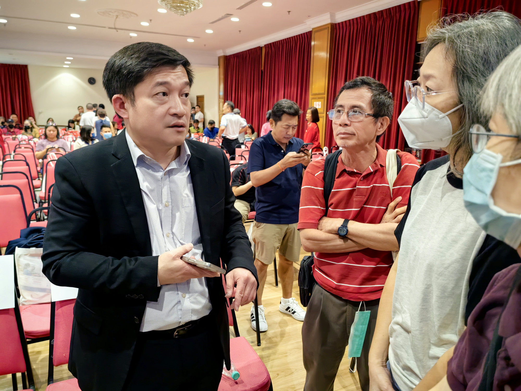 讲座期间，民众对静脉曲张课题反应热烈，纷纷向陈楷栋医生请教相关问题，了解疾病成因及治疗方式。