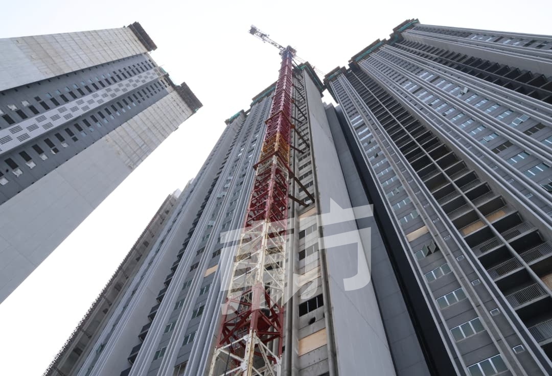 建筑主体结构已基本完成，塔式起重机正全力运作，目标在 2027 年第一季度竣工。