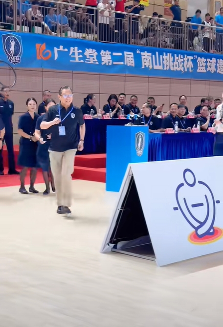 锺南山日前出席广州一场篮球赛时，一路小跑登台开球，步履轻盈且神采奕奕，完全看不出已届鲐背之年。（图取自网络）