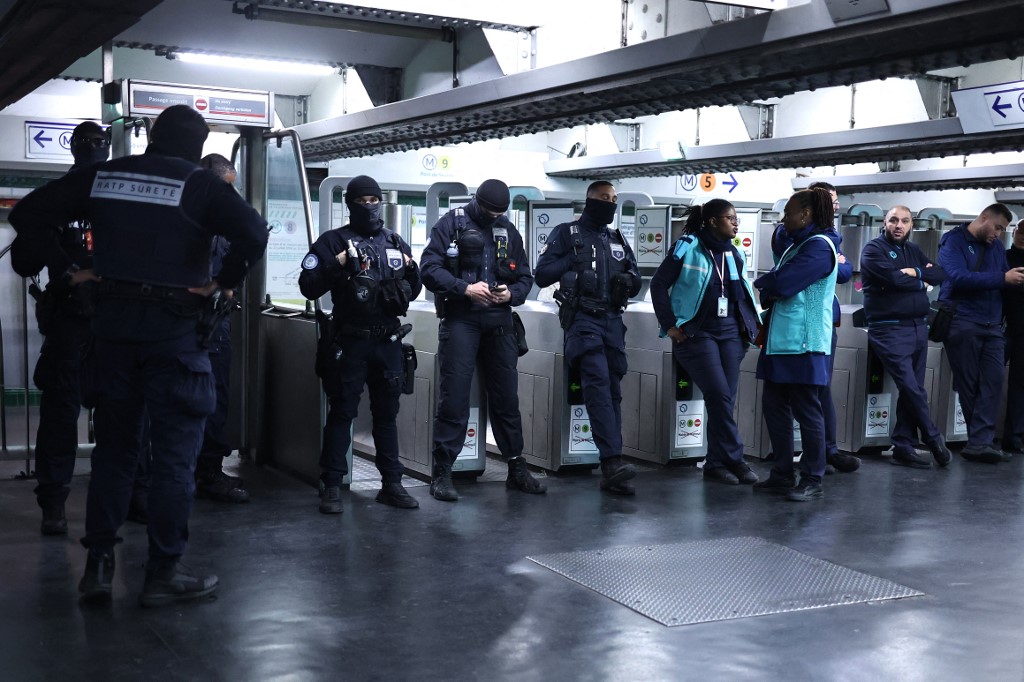 周二，巴黎部分地区实施宵禁，巴黎公共运输公司（RATP）的交通安全人员和工作人​​员站在封闭的共和国广场地铁站内。（图取自法新社）
