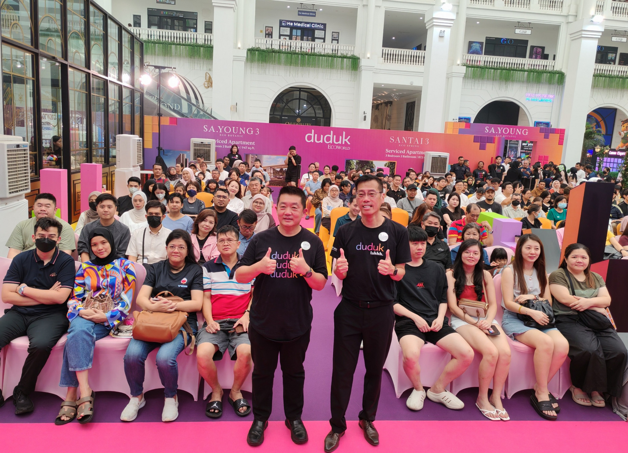 绿盛世南马区域总经理吴培赐（左起）与潘炎展在“SA.YOUNG业主预先交房（Pre-VP）分享会”后，与出席业主合照。