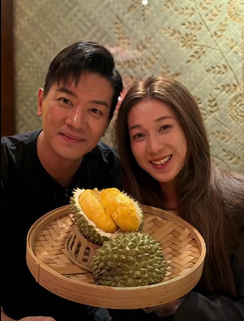 钟嘉欣也与在大马拍剧的黎诺懿见面叙旧。