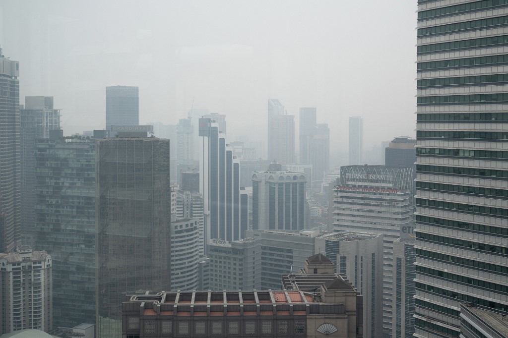 周二，马来西亚吉隆坡的大楼笼罩在印尼野火造成的烟雾之中。（图取自法新社）