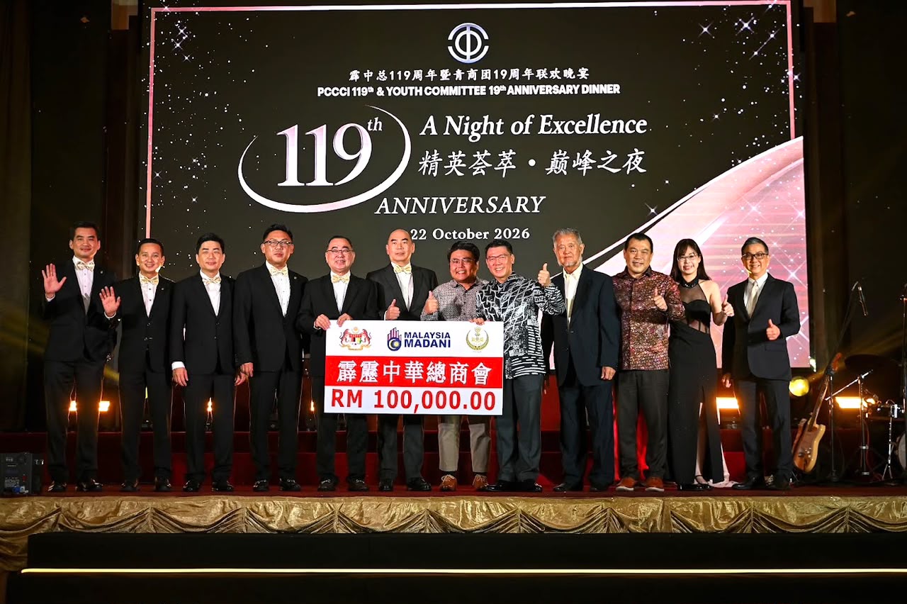 倪可敏（右5）移交10万令吉拨款模拟支票予霹雳中华总商会。