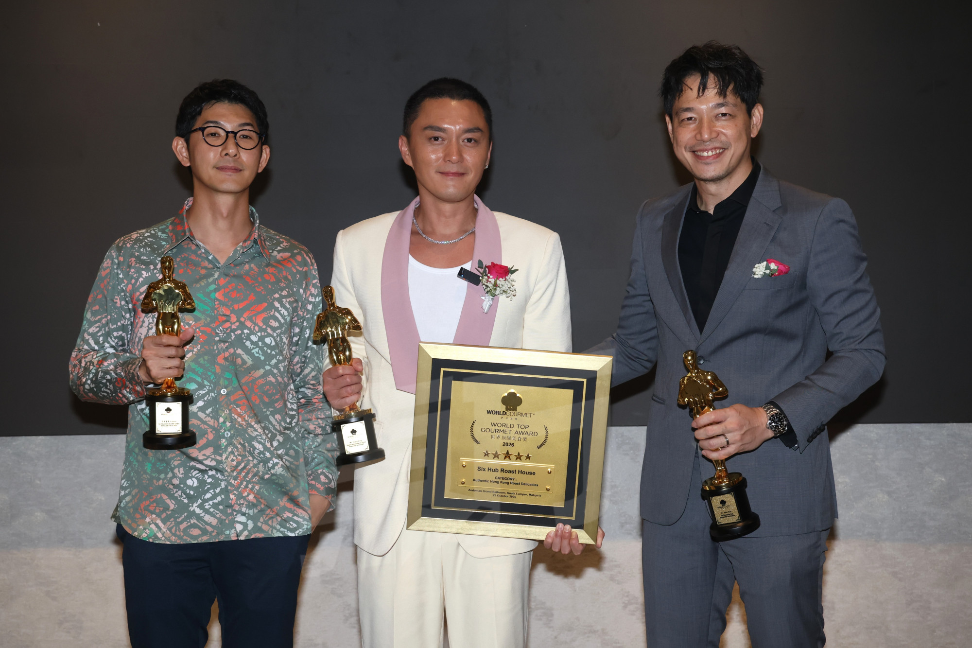 马来堂哥（左起）、杨明及袁锦伦齐在《2026年第八届世界顶级美食奖》获奖。