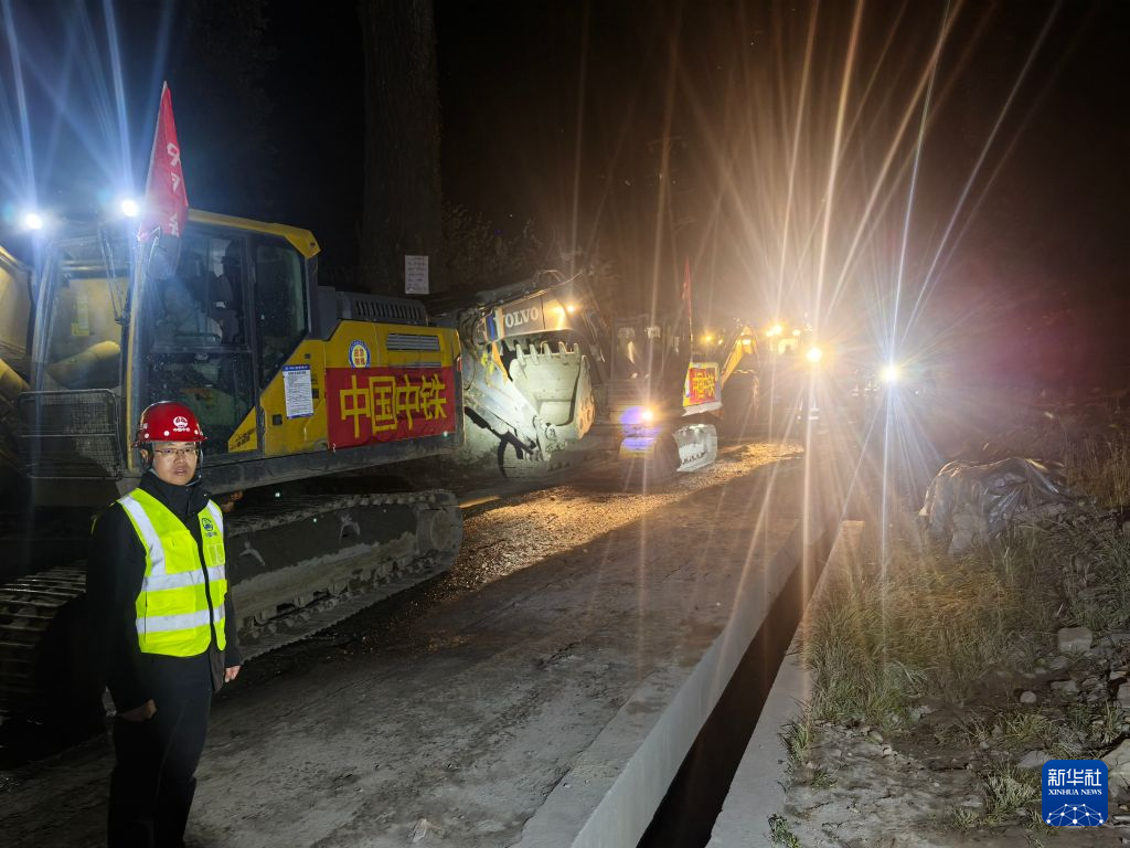 周五凌晨4时，中国中铁第一批救援力量抵达西藏那曲市巴青县。（图取自新华社）