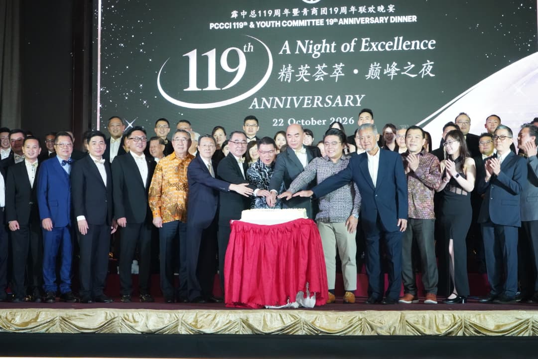 廖志明（左7起）、倪可敏及吴逸平等嘉宾联合主持切蛋糕仪式，欢庆霹雳中总119周年暨青商团19周年。