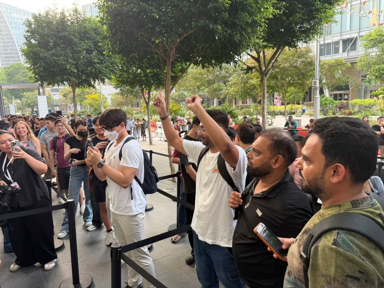 接近周五上午8时，苹果工作人员与排队顾客一起倒数，现场气氛热烈。