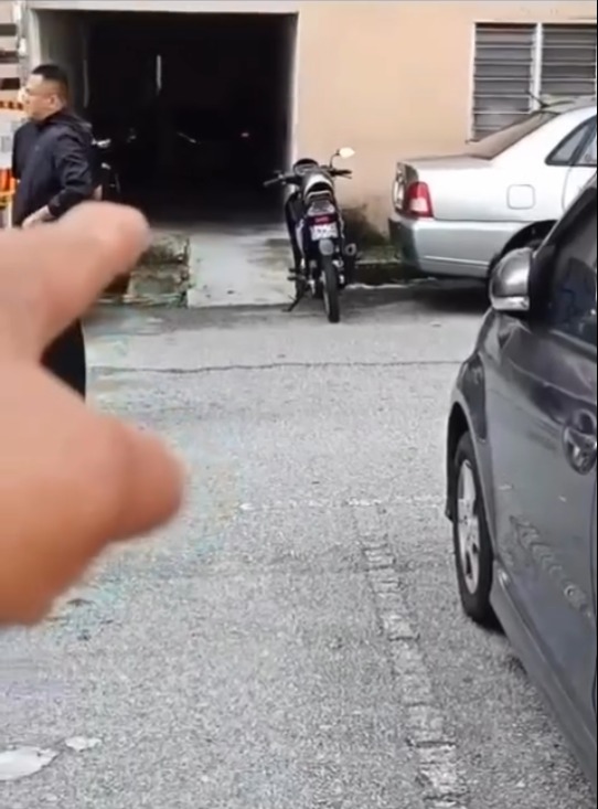 弃婴被遗弃在组屋的摩哆停车通道。（图截取自网络）