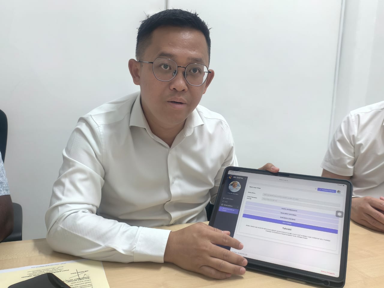 何永铧向媒体展示N9 Digital系统显示受惠者申请已批准，惟没有清楚列明领取地点。